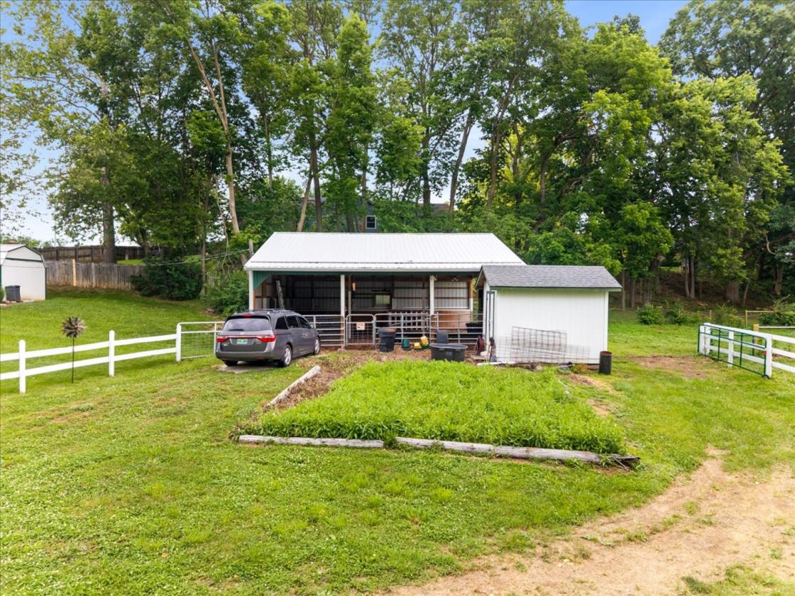Nearly 12 acre horse farm! - photo 7