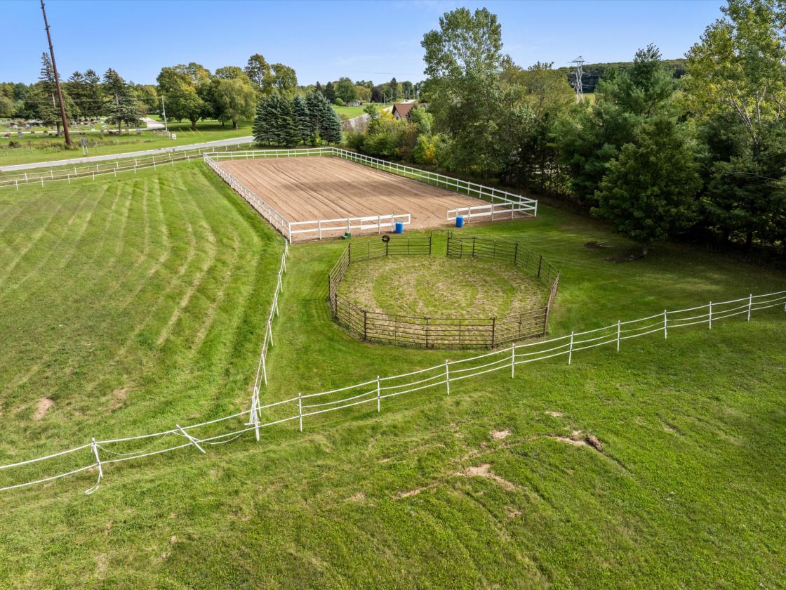15 Acres Equestrian Living – Barn Arena Round Pen - photo 8