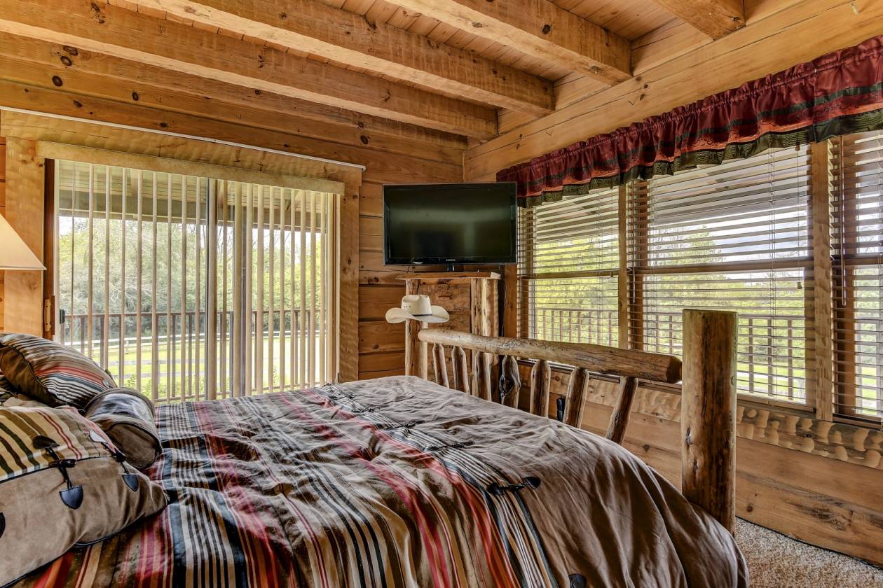 Full Tennessee Heritage Log Home, Cleary Barn, & Fenced Pastures