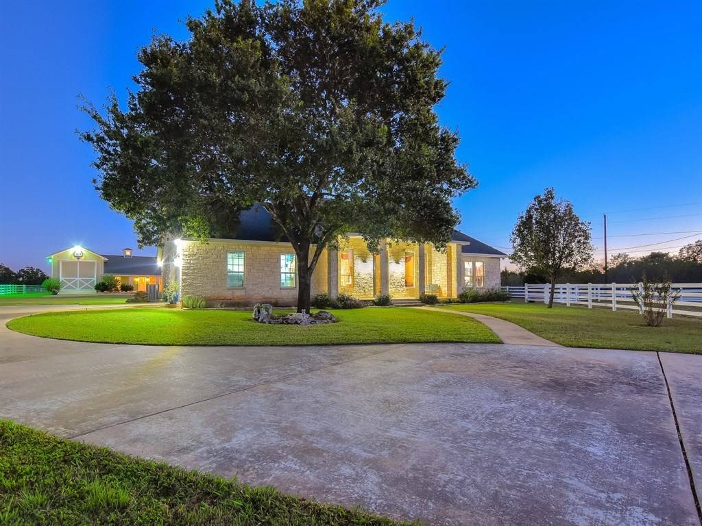 EXCEPTIONAL EQUESTRIAN ESTATE 15 MINUTES TO AUSTIN CITY LIMITS! Buda