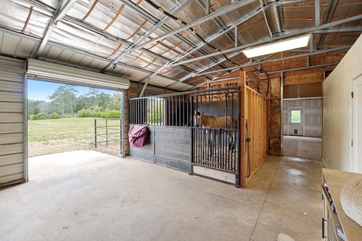 Luxurious Barndominium on Working Equestrian Farm - photo 14