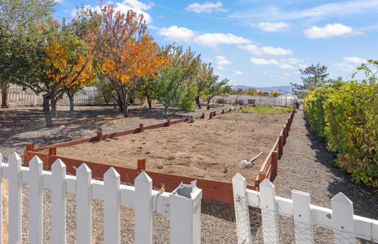 Privacy, Space, and Sierra Mountain Views - photo 7