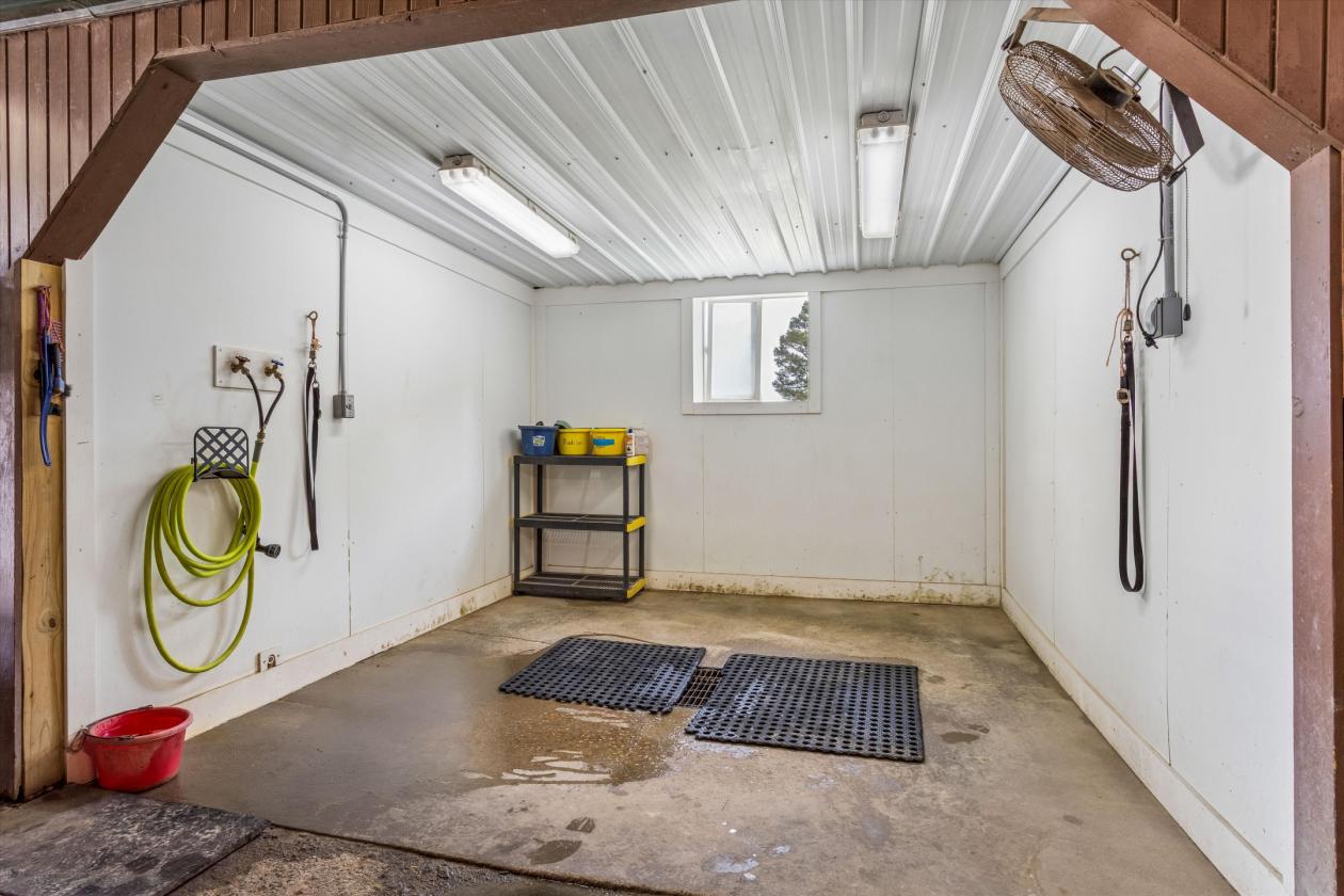 Cedar Valley Farms Indoor arena, 37 stalls, 40 acres - photo 14