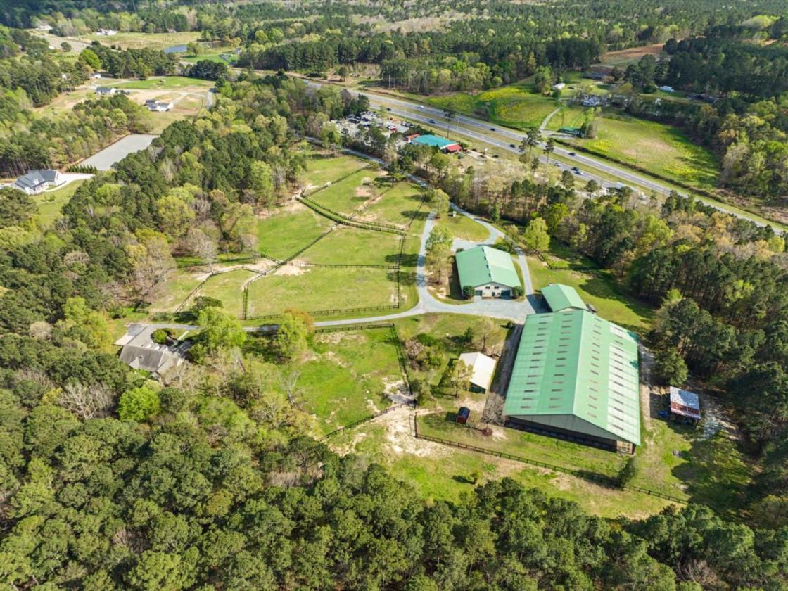 Exceptional Turnkey Equestrian Farm - photo 1