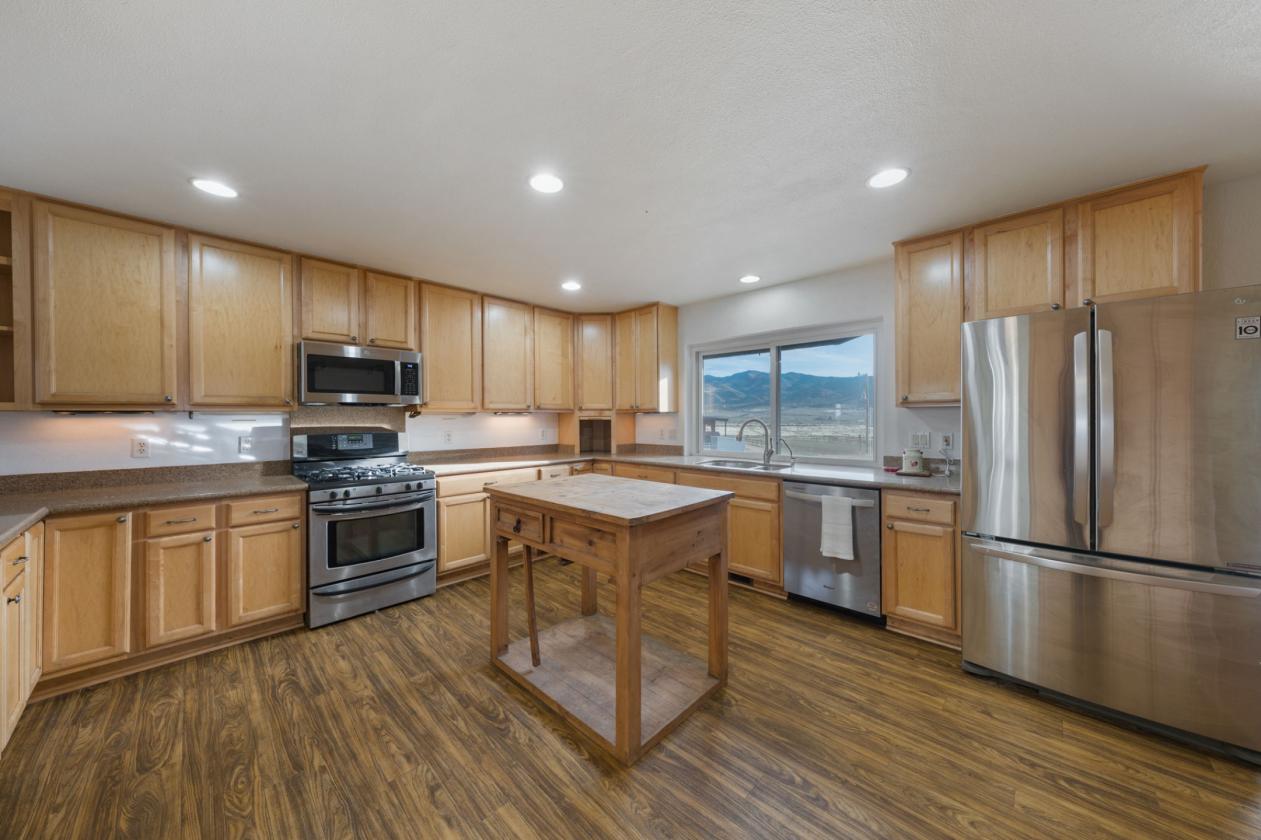 Turnkey equestrian estate w/3 homes and 360 views - photo 22