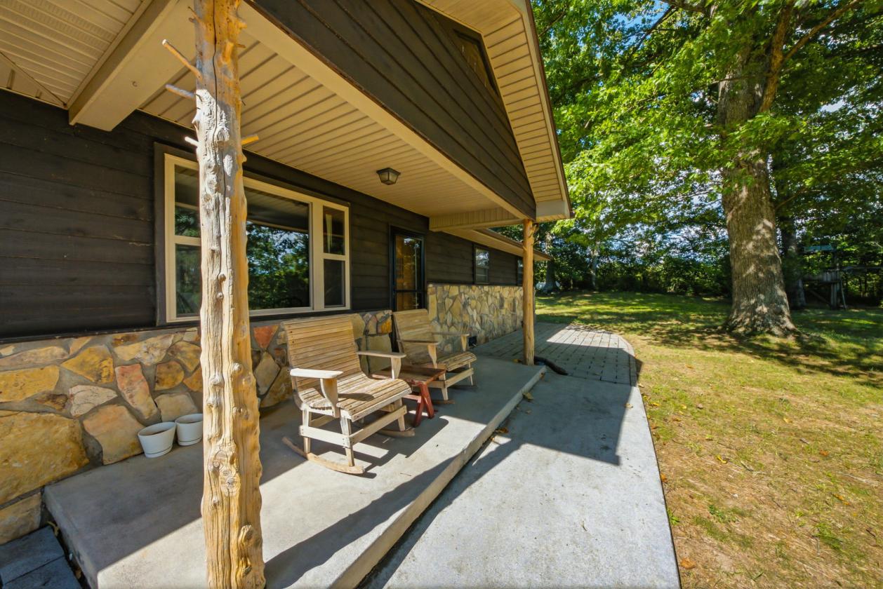 Horse property with mountain views! - photo 4