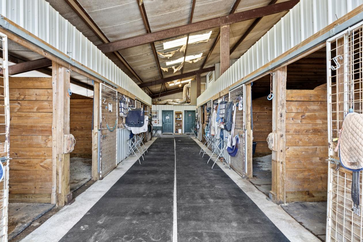 EKG Stables: 36-Acre Turnkey Equestrian Paradise - photo 6