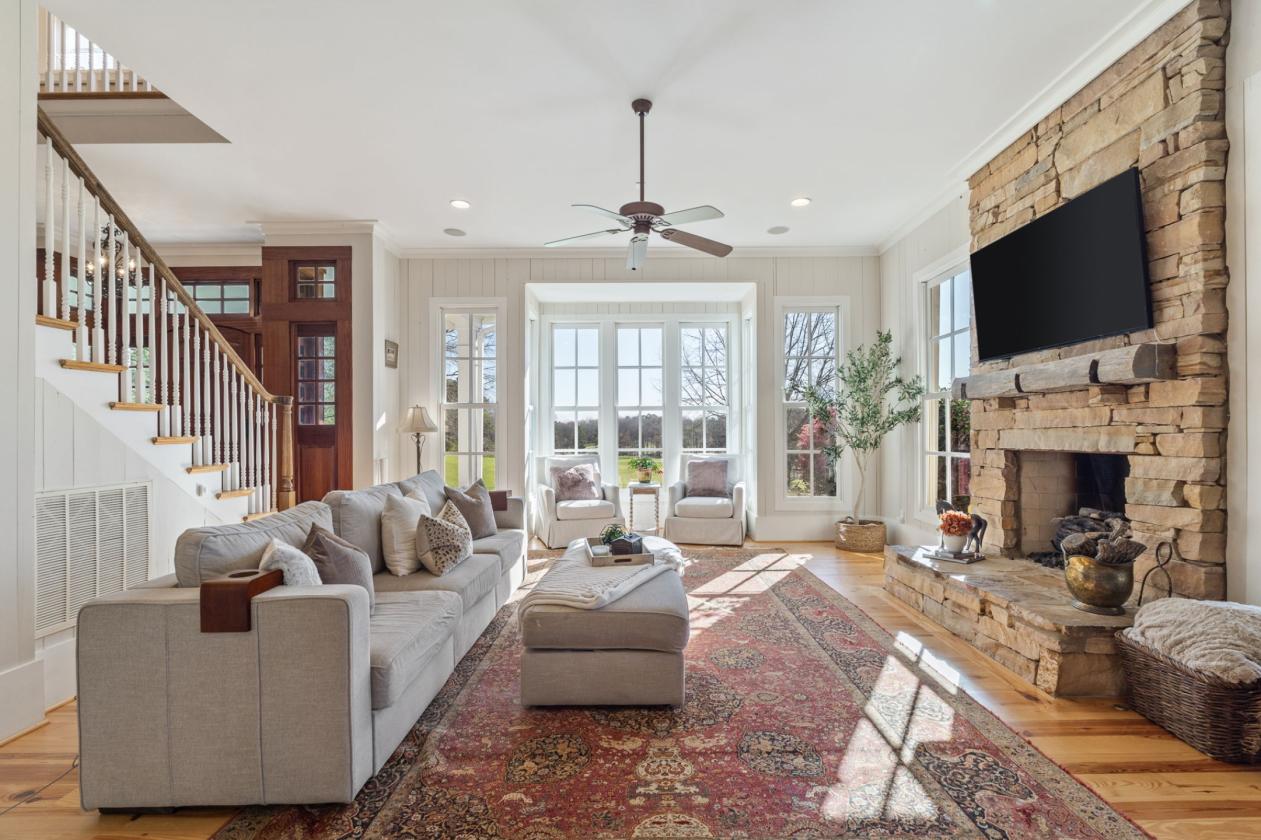 Luxury Farmhouse Equestrian Estate - photo 9