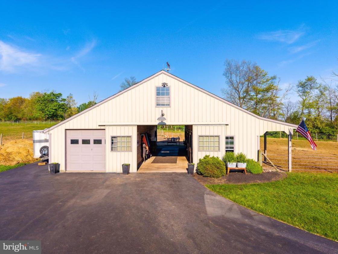 Luxury Equestrian Estate with 4-Stall Barn & Arena - photo 24