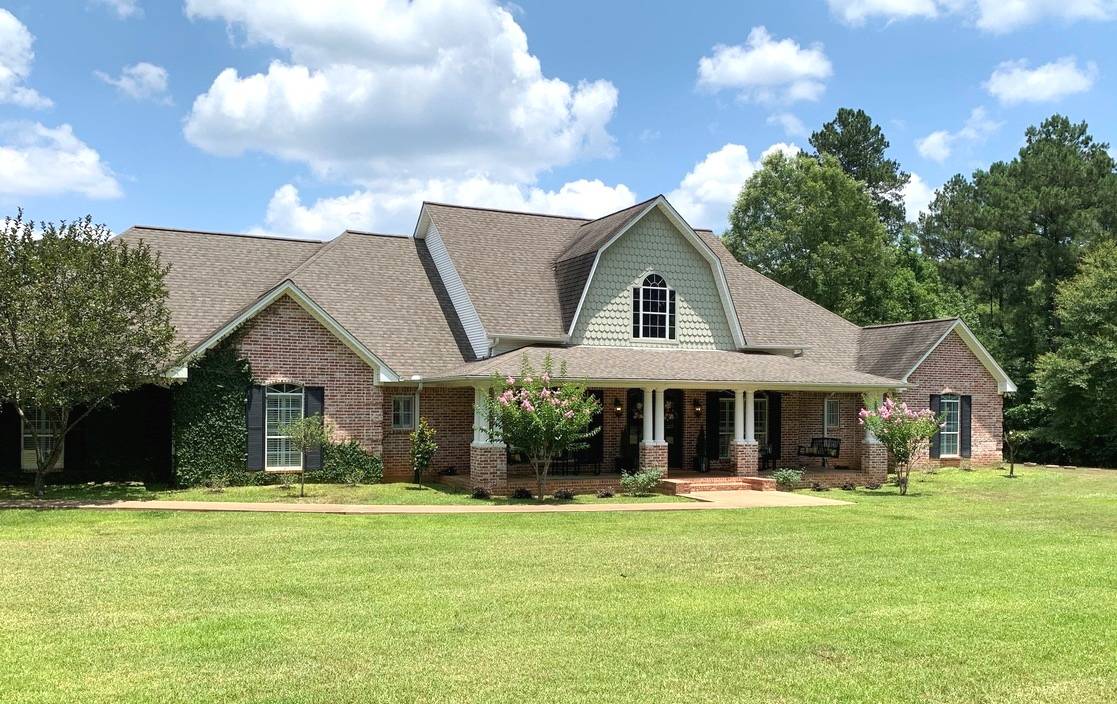 9.5 Acres, Fabulous Home w/3868 Sq Ft, Spring Fed Lake! Nacogdoches
