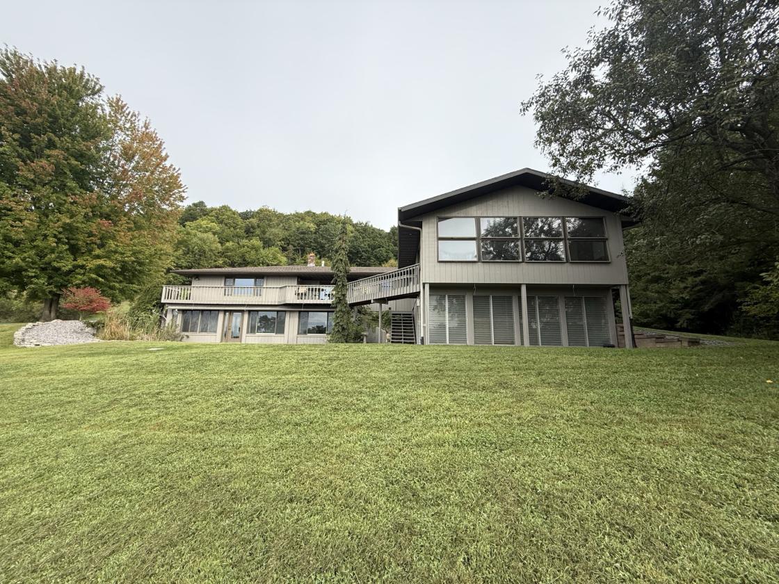 Executive estate on 9.5 wooded acres - photo 2