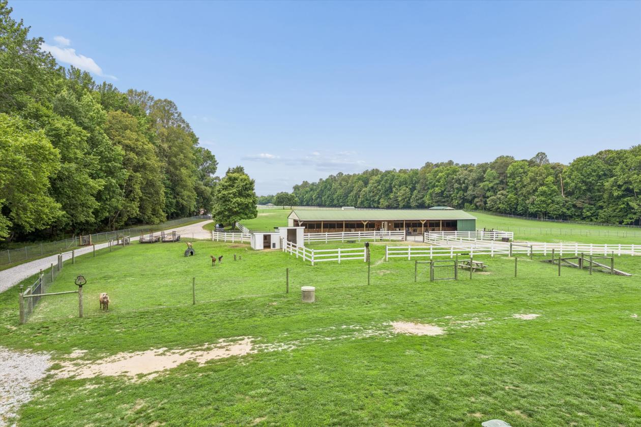 Cedar Valley Farms Indoor arena, 37 stalls, 40 acres - photo 30