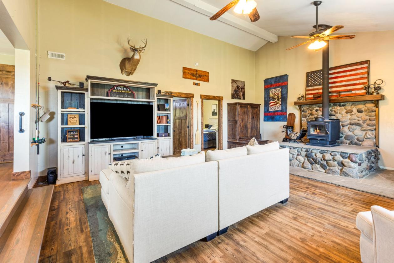 Home, ADU, Barn, 10 acres and Million Dollar views - photo 8
