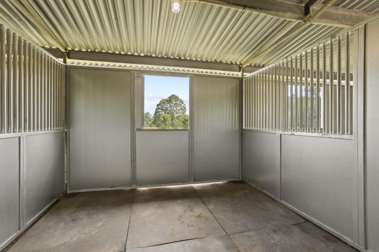25-acre farm with 10 stalls and riding arena - photo 4
