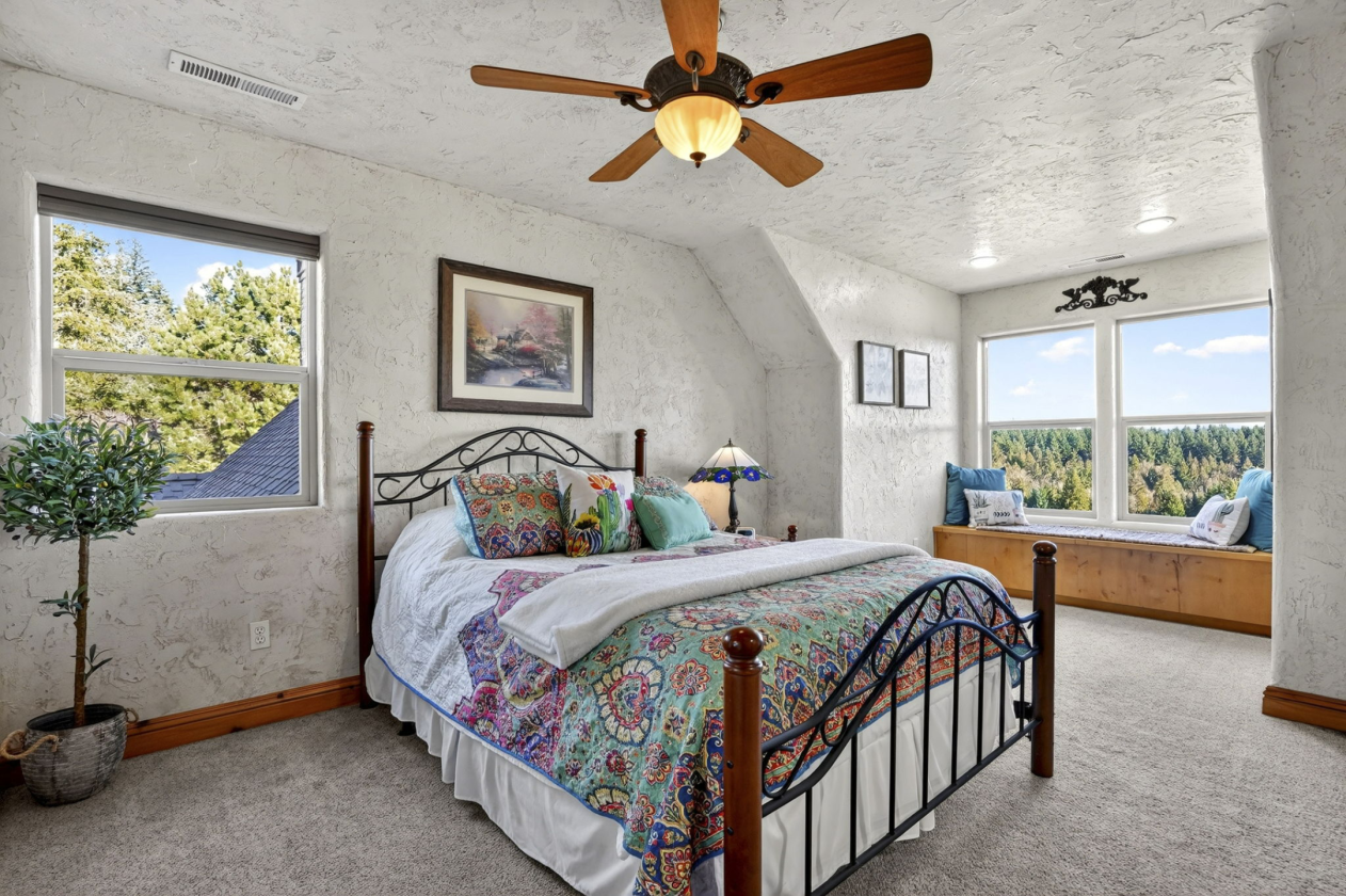 Custom Home on 10+Acres, Indoor Arena, 6 stalls - photo 16