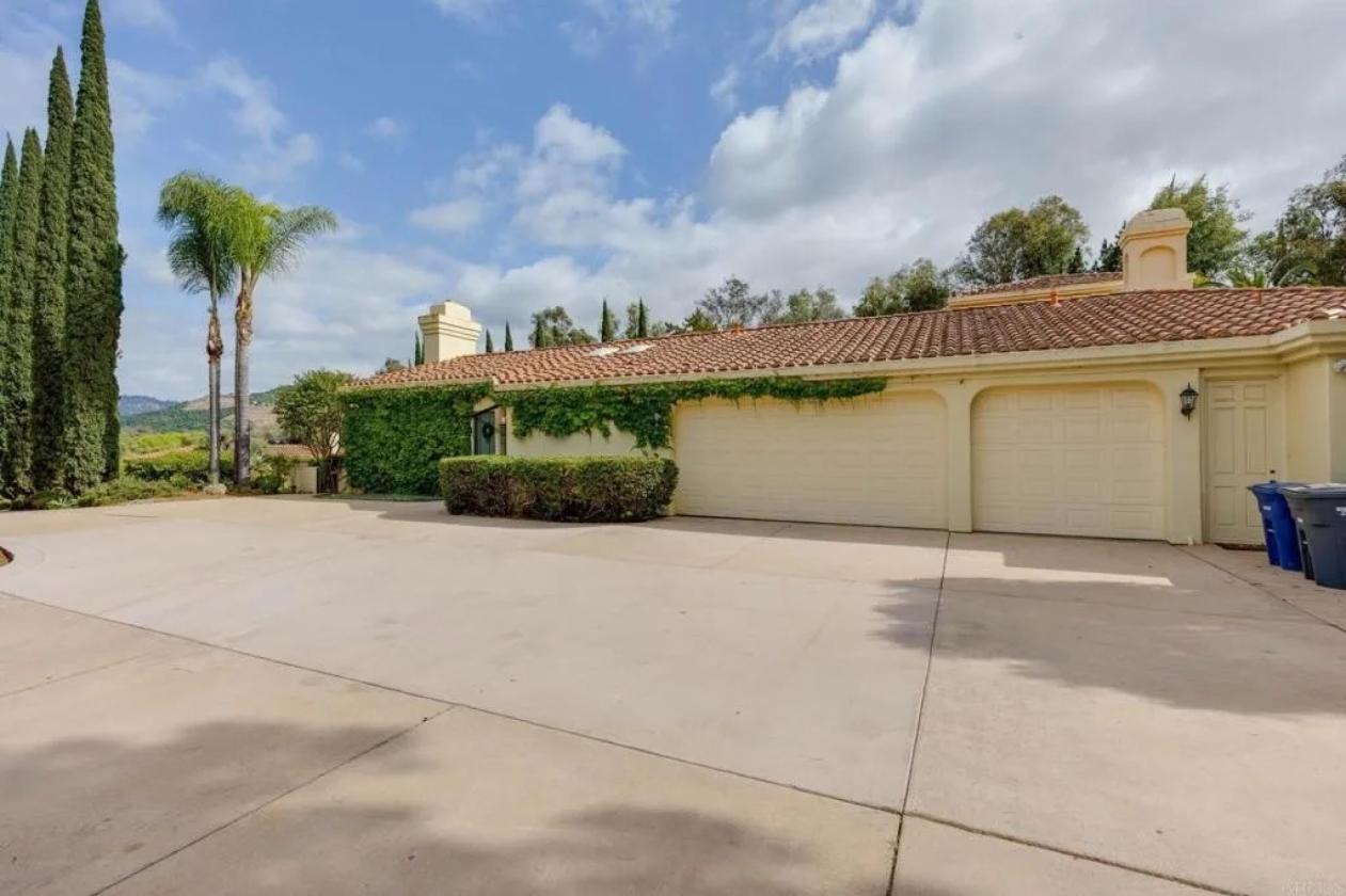 Italian Villa in Prestigious Equestrian Community - photo 27