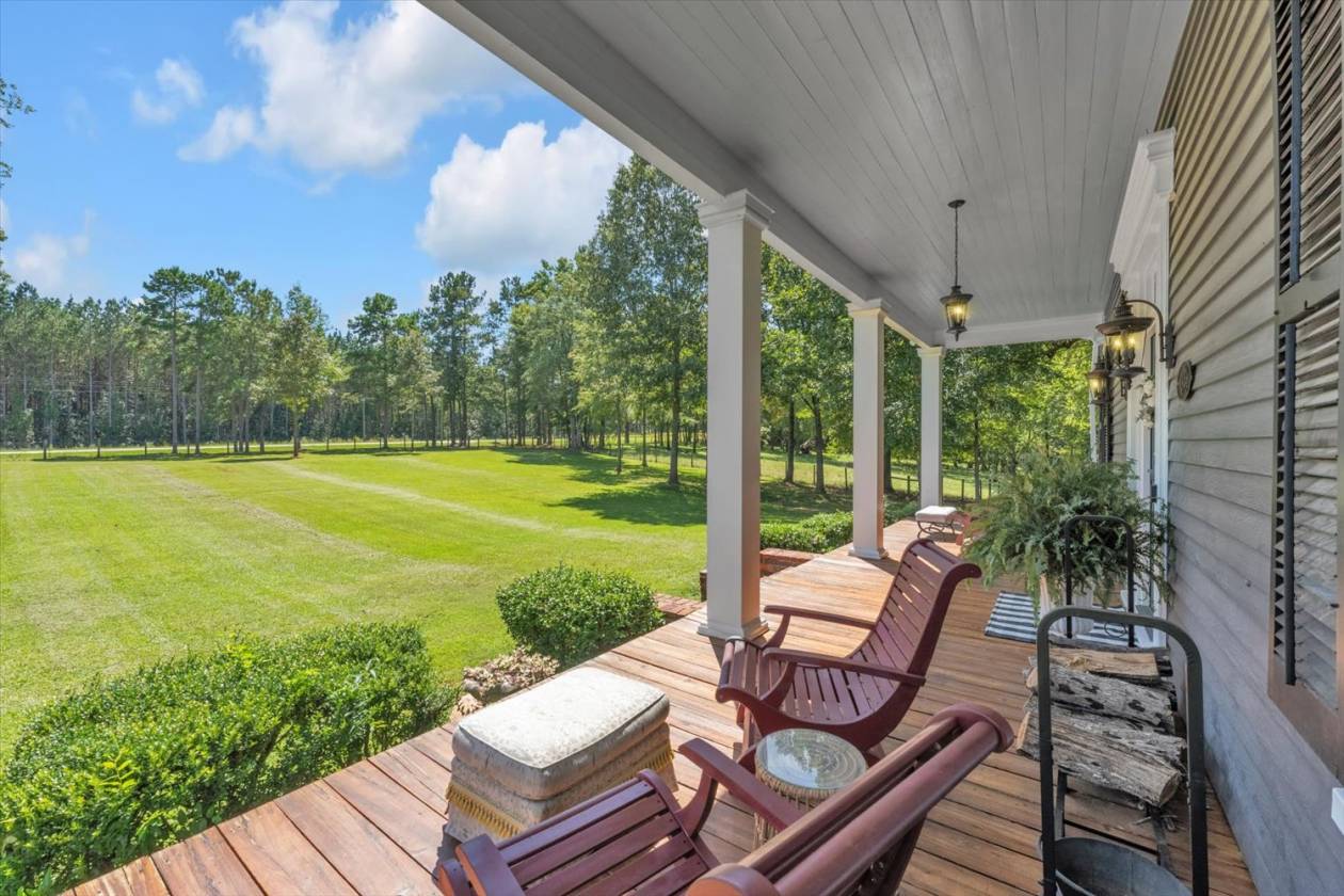 Luxury Country Estate-Horse barn, 44 Acres, Creeks - photo 4