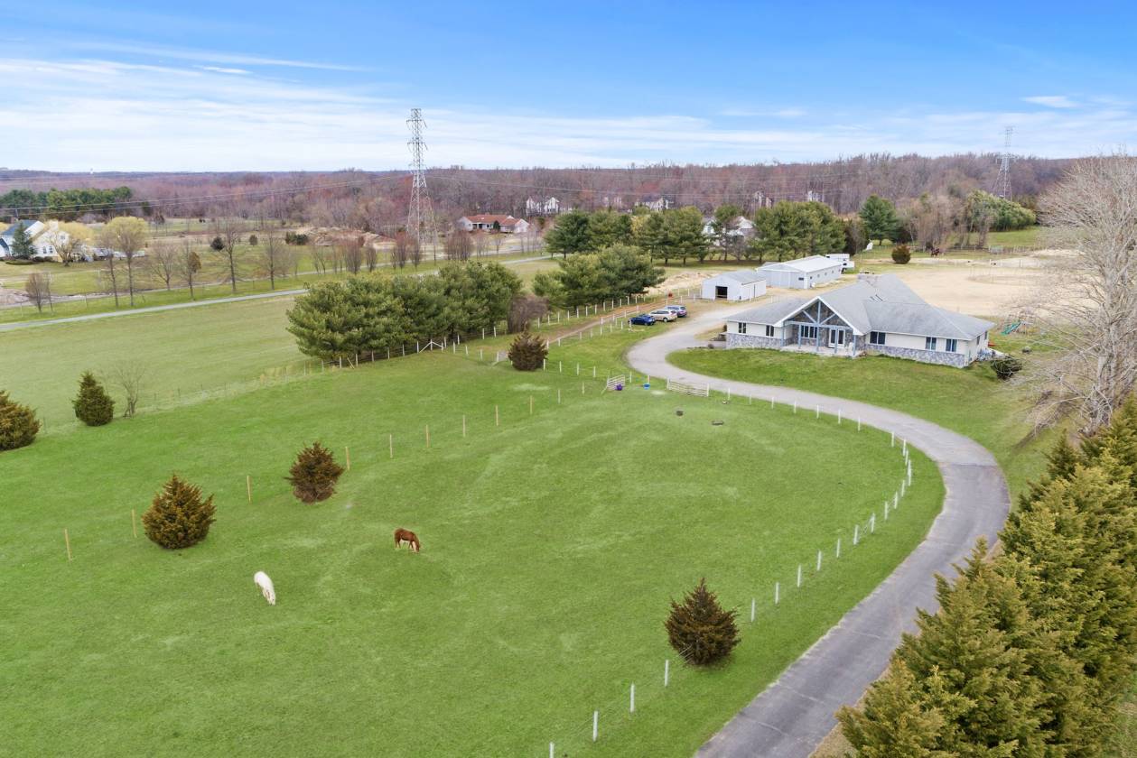 Custom Contemporary Ranch Home & Horse Farm on 8.45 Acres Medford