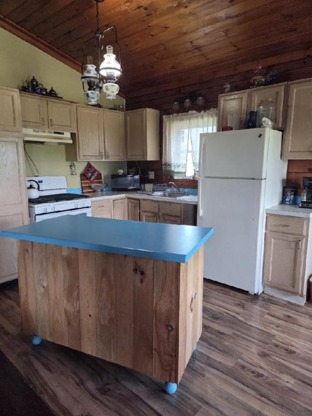 Log Home with 52 acres, barns, spectacular views - photo 18