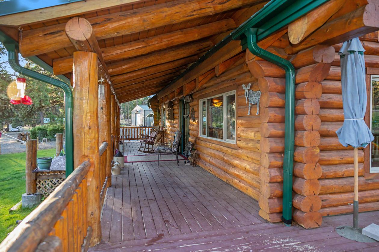 Stunning Log Home on 38.7 ac w/ barn & round pen - photo 17