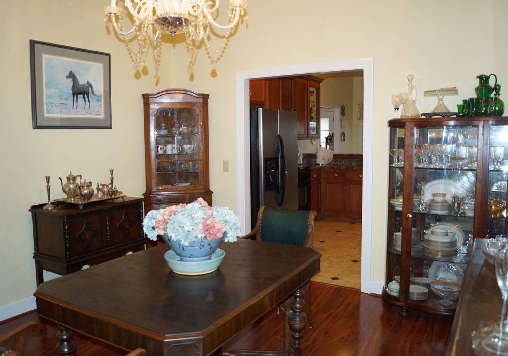 Beautiful 5 BR home on 24 acres with 18 stall... Starkville