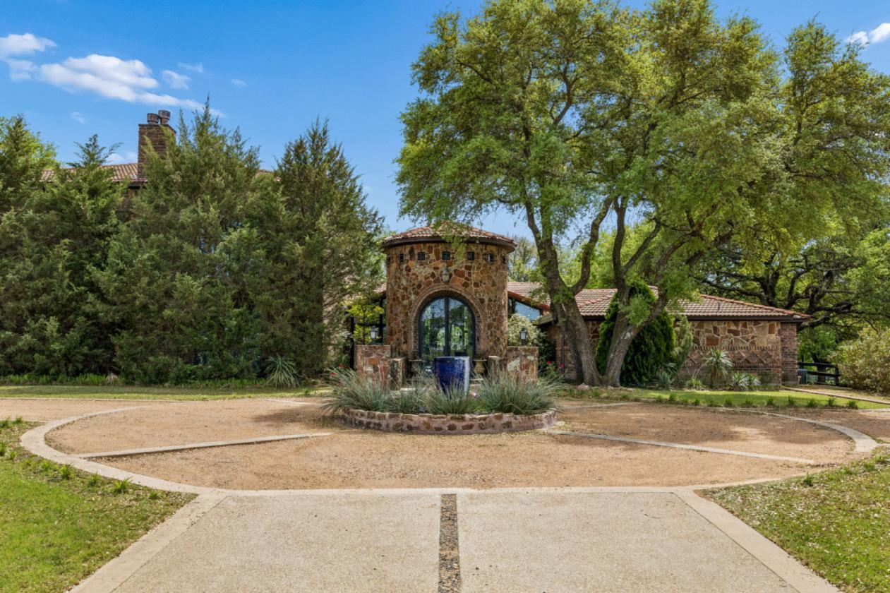 In-Town Luxury Resort Inspired Equestrian Retreat - photo 4