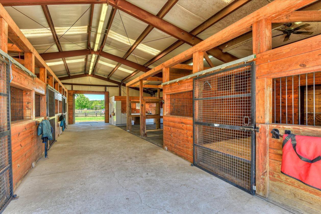 Exceptional 18.25-acre equestrian property - photo 10