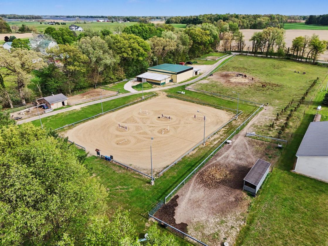 10 acre turn-key horse farm - photo 1