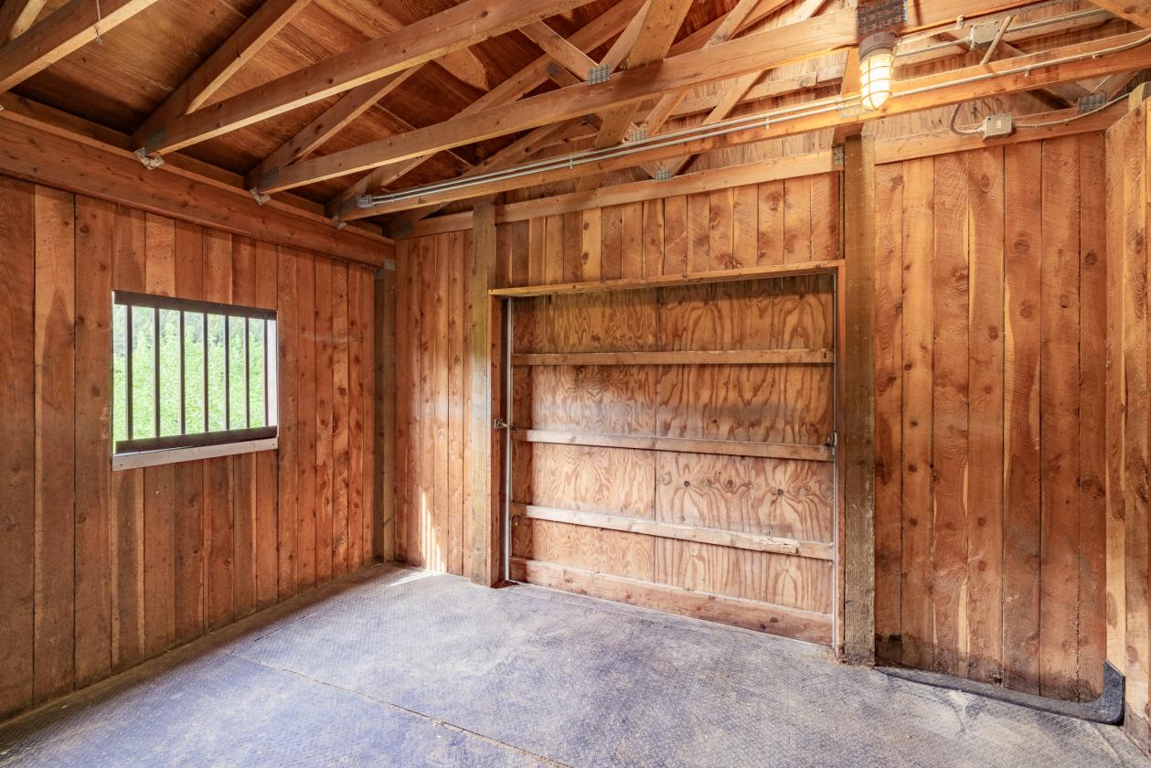 23+ ac, ARENA, 4 stall BARN and SHOP - photo 28