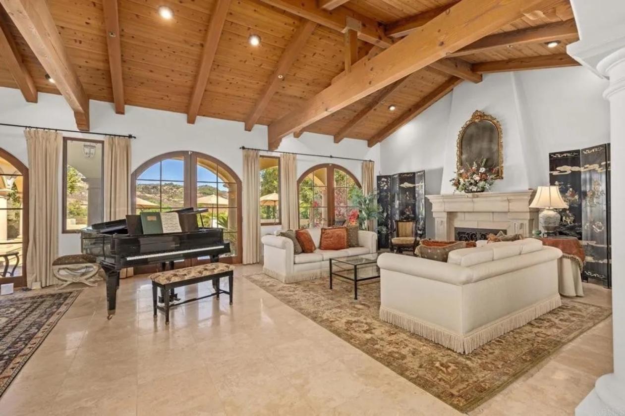 Italian Villa in Prestigious Equestrian Community - photo 15