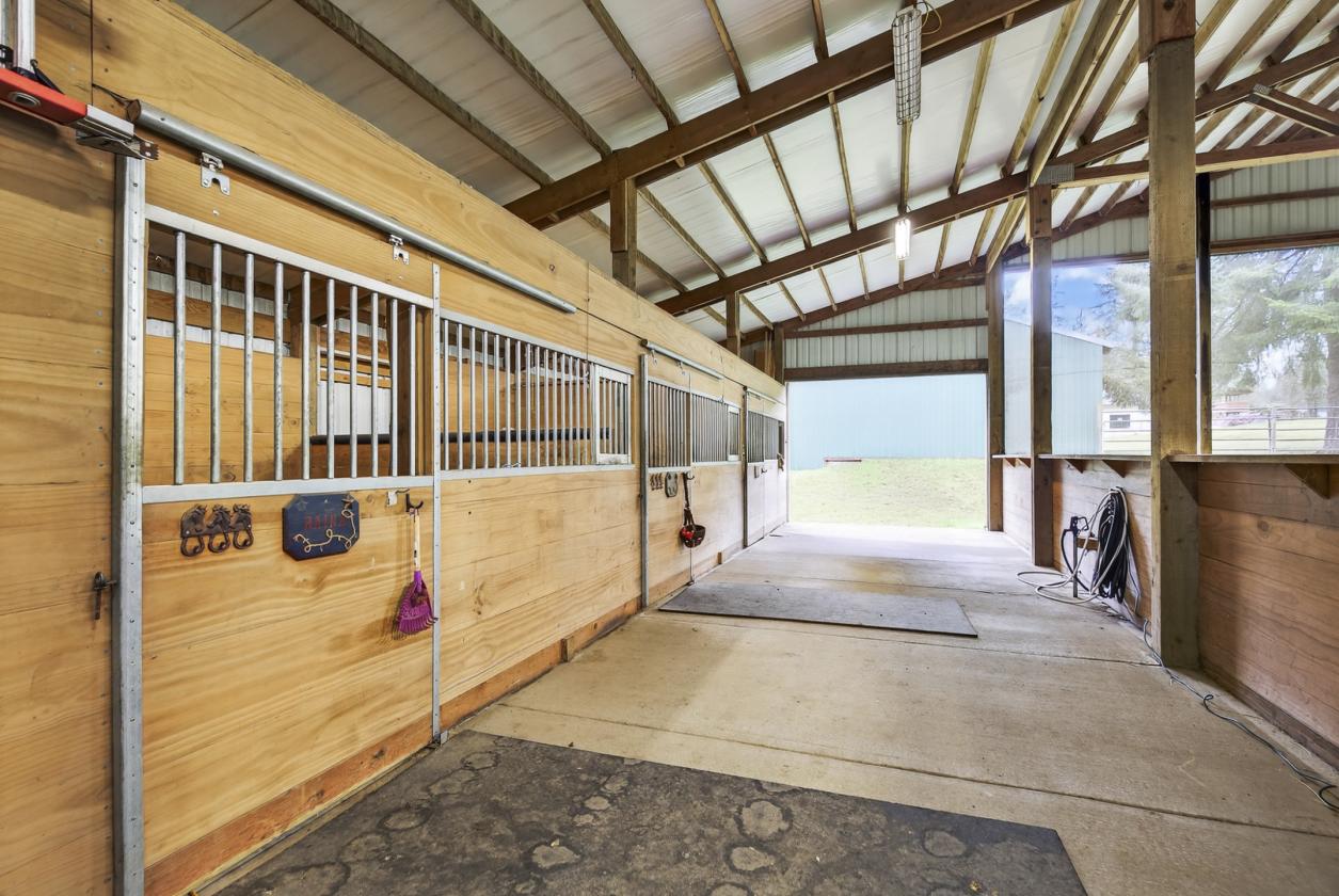 2 Barns with Lighted Arena & 3 Oversized Stalls - photo 4