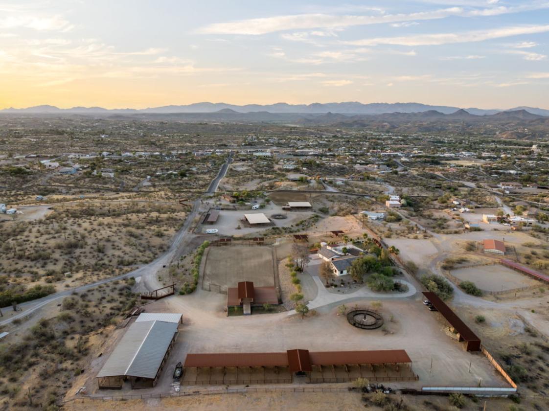 Premier Equestrian Estate Backing State Land - photo 2