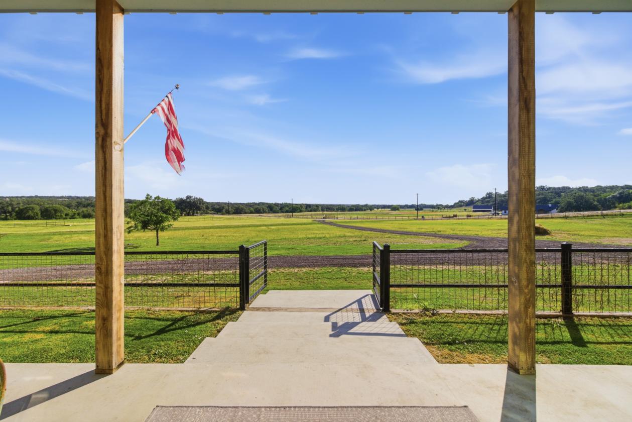 Luxury Hill Country Farmhouse | 10 Acres - photo 4