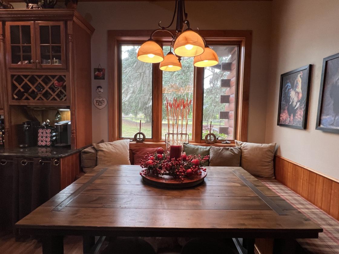 Gorgeous Island lot Estate - 5 stalls, 5 garages - photo 17