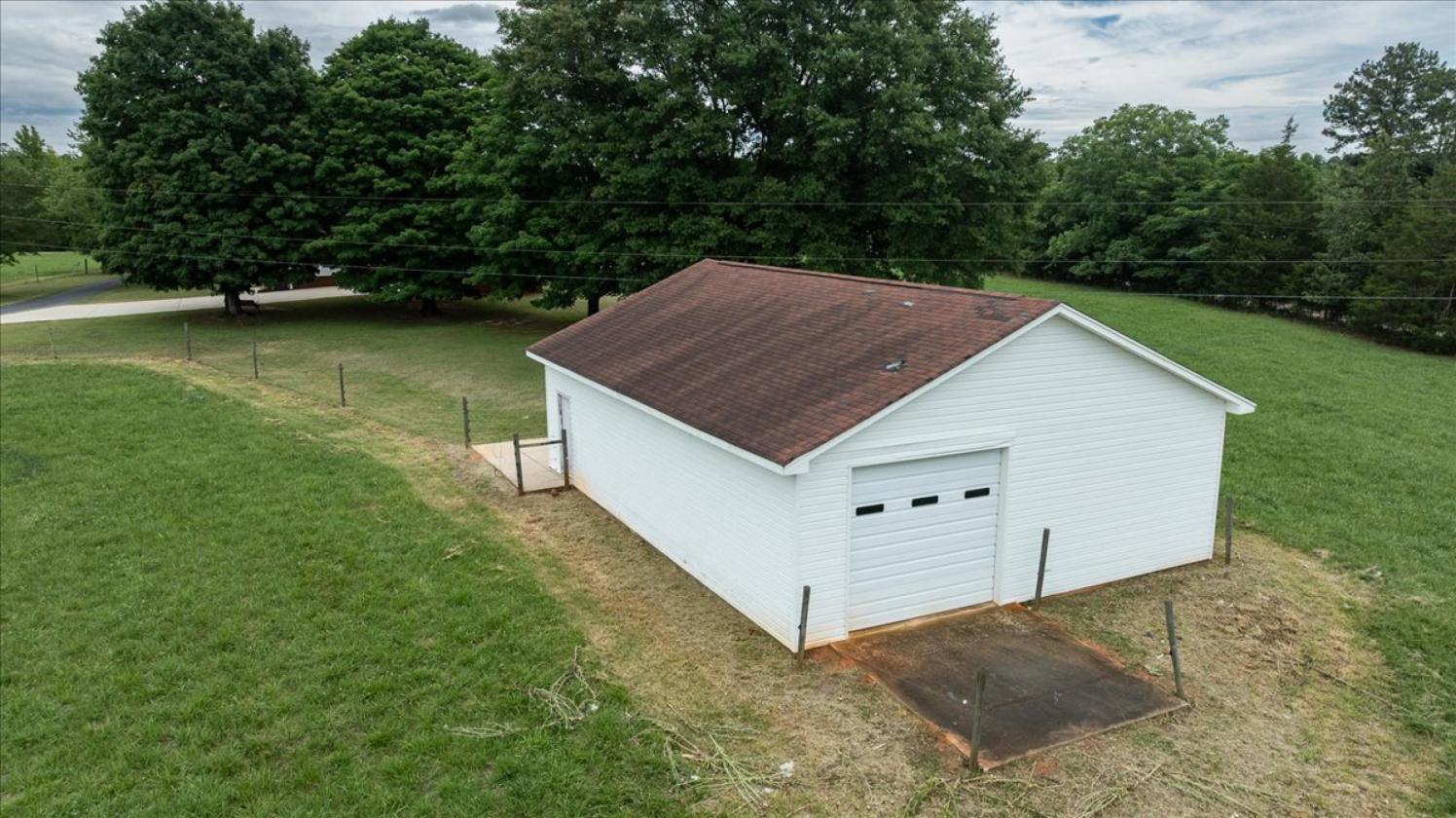 Classic Country Living on 11.5 acres - photo 5