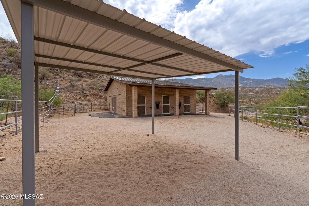 Private Ranch Estate with Stables - photo 8