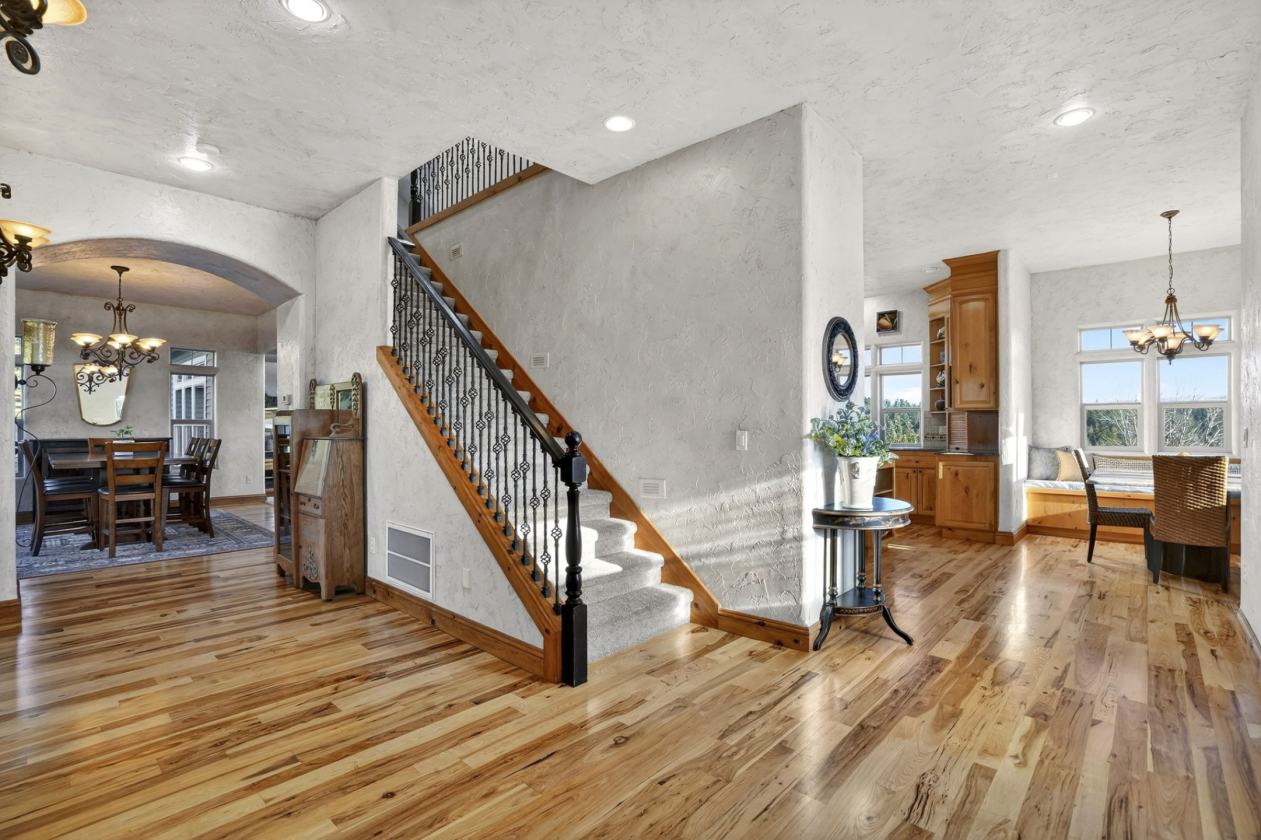 Custom Home on 10+Acres, Indoor Arena, 6 stalls - photo 3