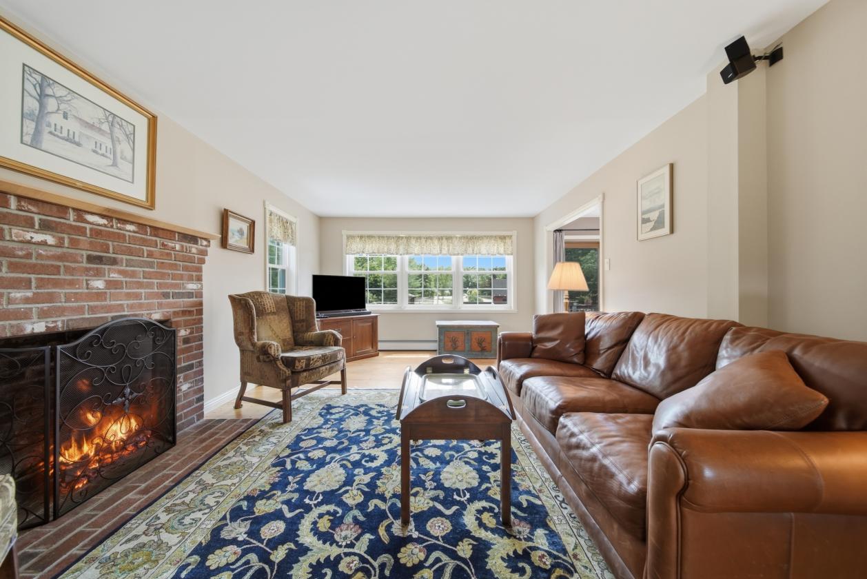Beautifully Maintained Equestrian Farm/4.2 Acres! - photo 14