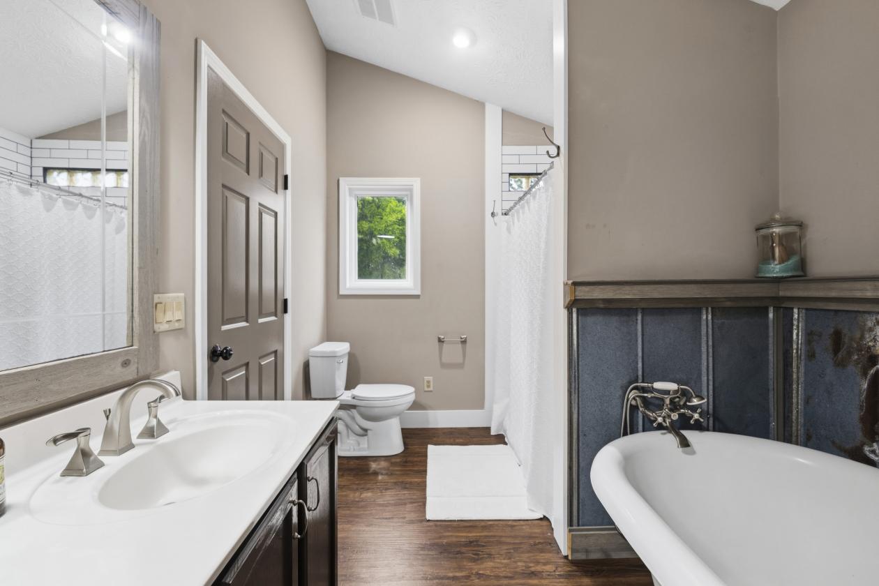 Remodeled Farmhouse in Private Community - photo 18