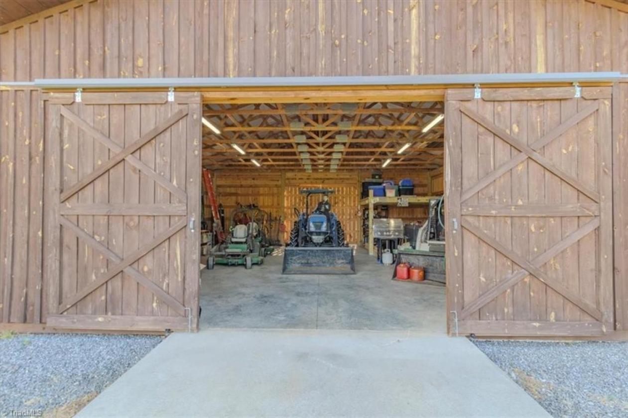 Luxury equestrian farm with custom home - photo 16