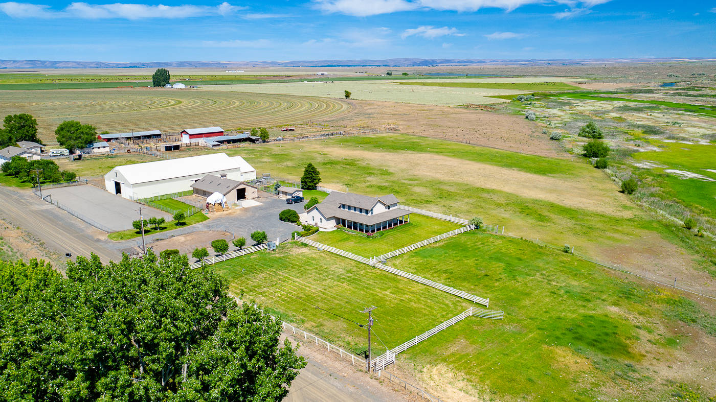 Private Equestrian Facility with Lake Views | Moses Lake, Grant County ...