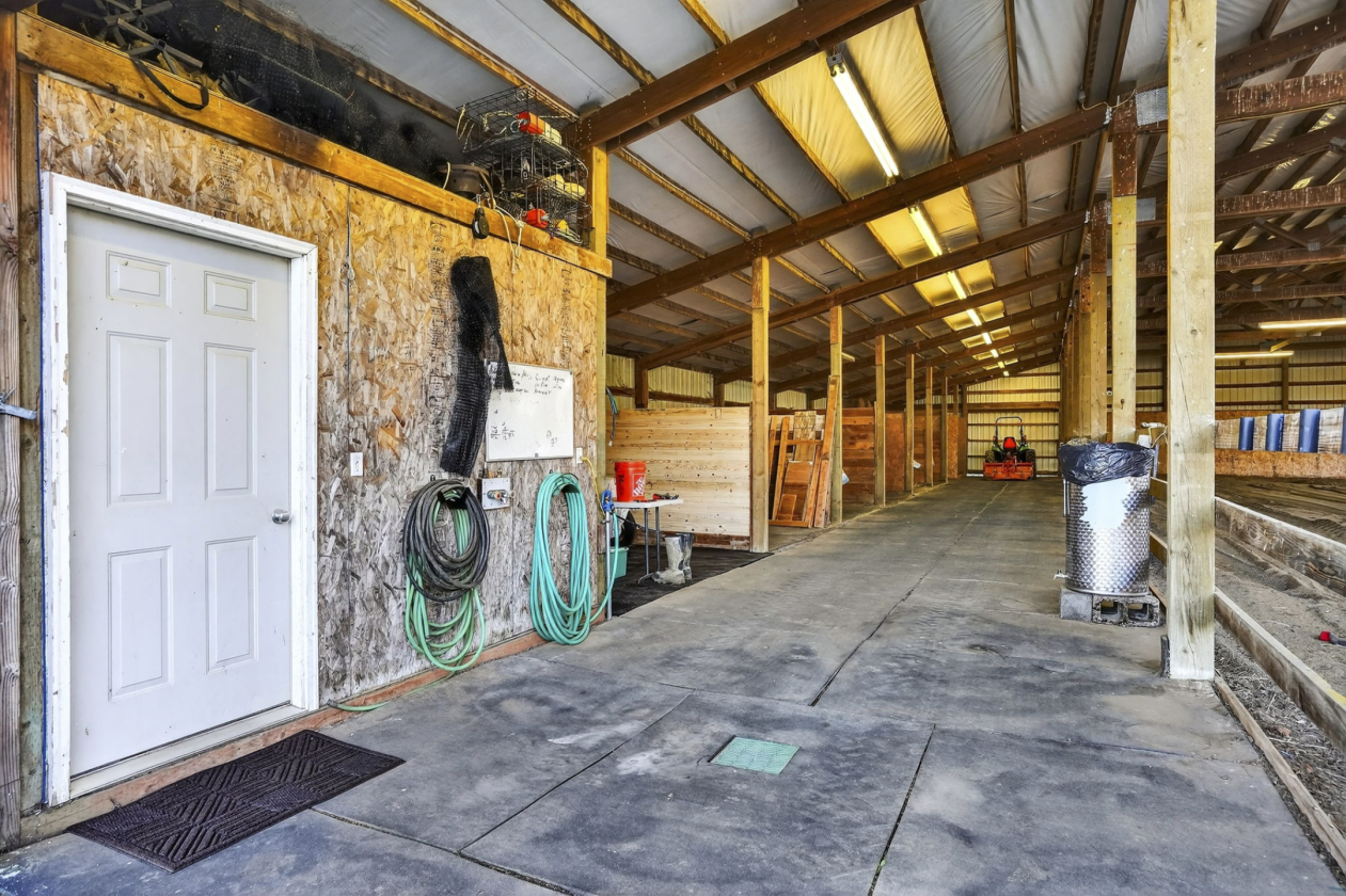Custom Home on 10+Acres, Indoor Arena, 6 stalls - photo 27