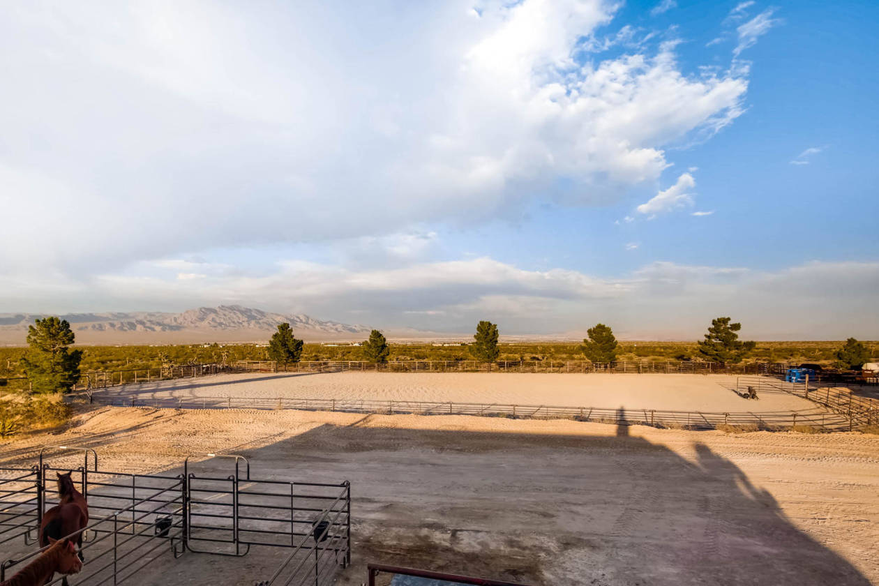 CUSTOM HORSE PROPERTY ON 4.15 ACRES WITH NEW ROPING ARENA,UNPARALLELED
