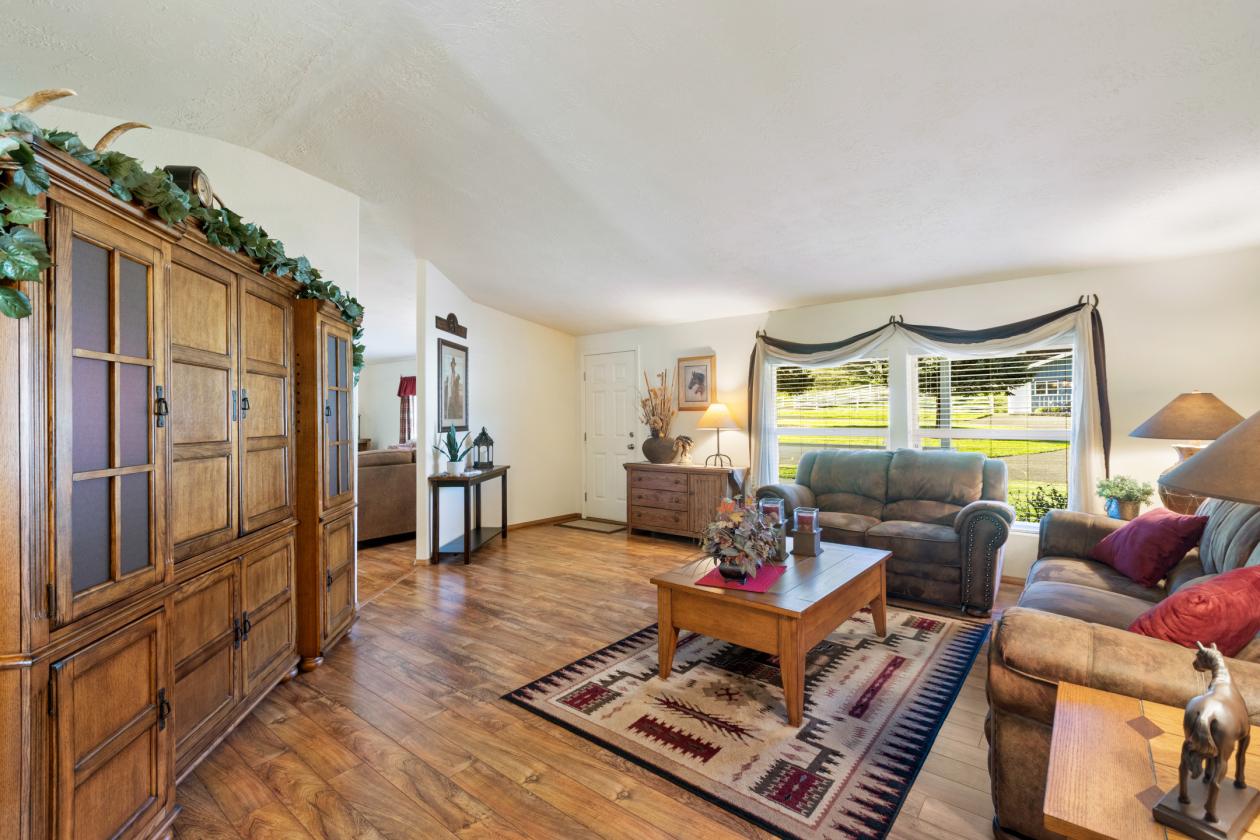 Experience True Country Living on This S. Oregon Estate - photo 8