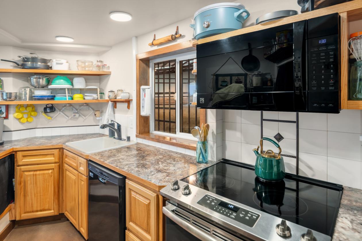 LAKEFRONT EQUESTRIAN ESTATE- TURNKEY, MULTI-USE - photo 24