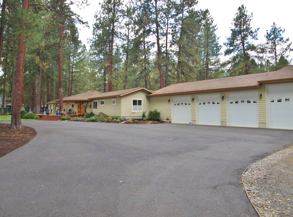 Stunning & Private 6.1 acre Horse Property in Central Oregon Bend