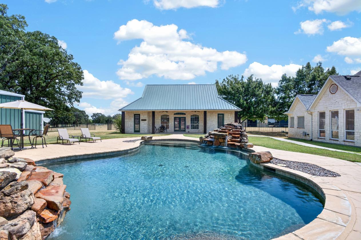 18 Acres, 3 Barns, Training Arena, 3 Residences - photo 19