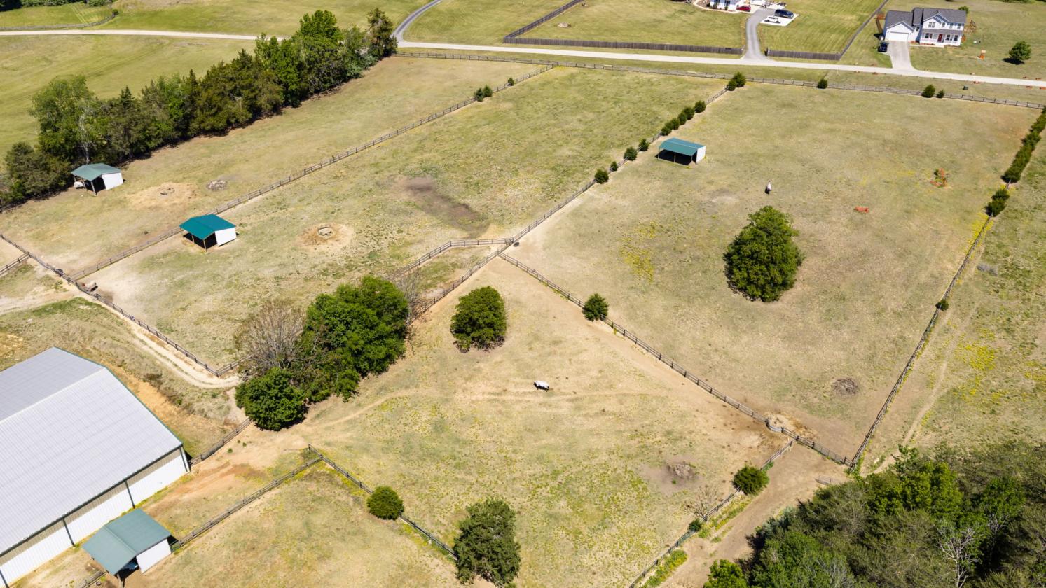 EKG Stables: 36-Acre Turnkey Equestrian Paradise - photo 10