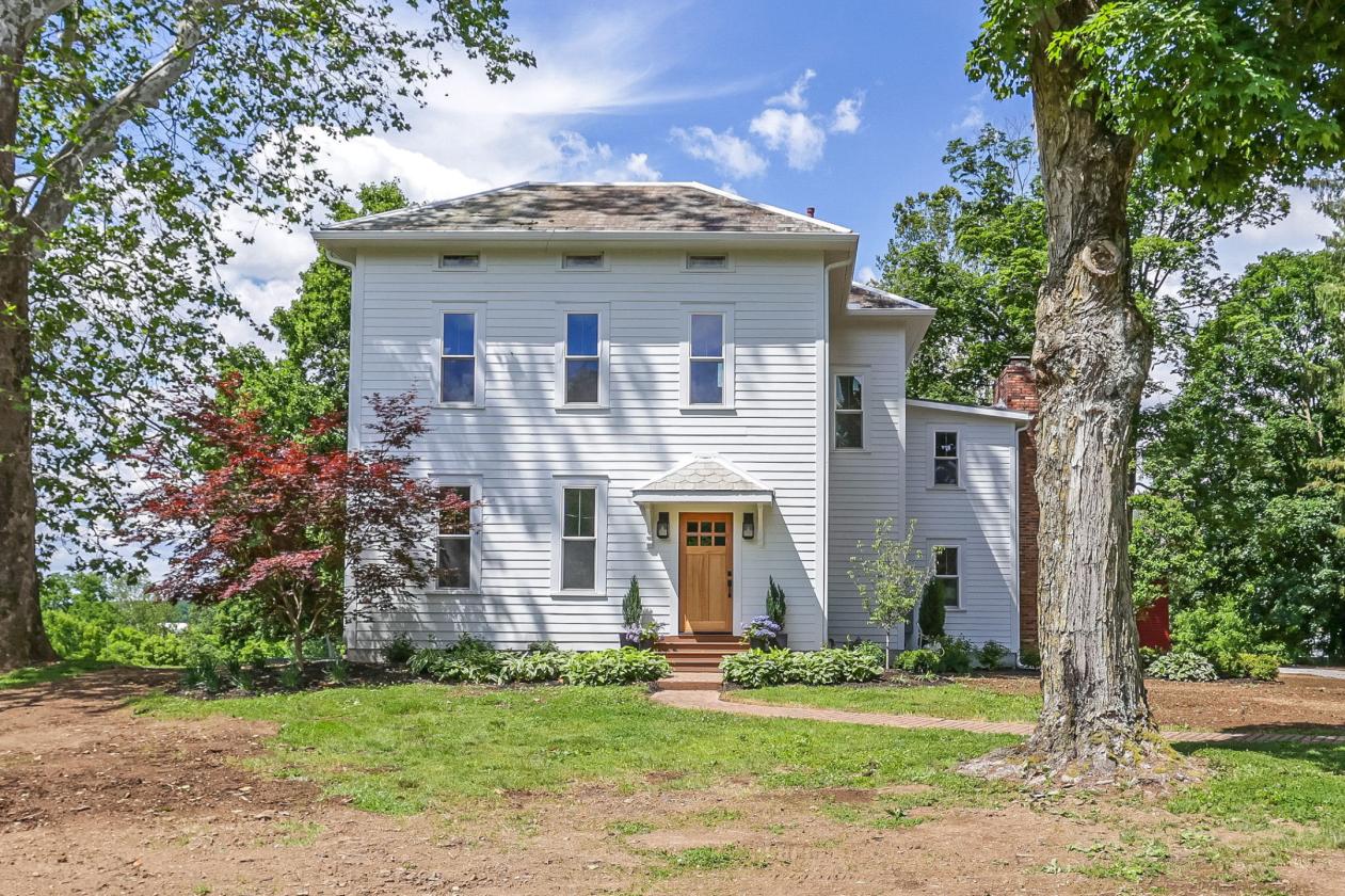 Restored 1885 Italianate Farmhouse on 7 Acres - photo 3
