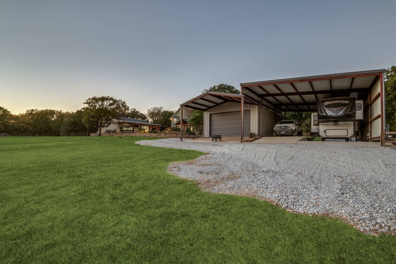 Contemporary farmhouse - photo 16